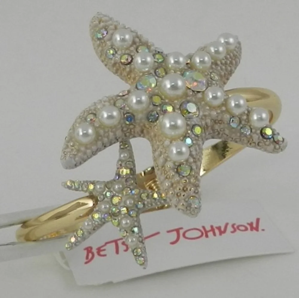 🤍▪️Betsey Johnson ▪️Betsey Johnson Starfish Hinged Bangle Bracelet